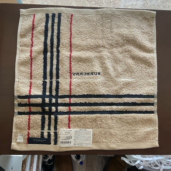 Burberry London set of 2 novacheck hand face towels NWOT - Picture 4 of 13